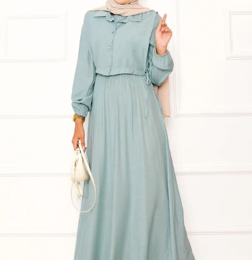 Robe longue bleue pliséee avec ceinture