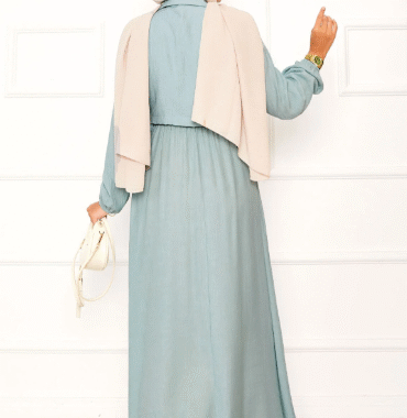 Robe longue bleue pliséee avec ceinture dos