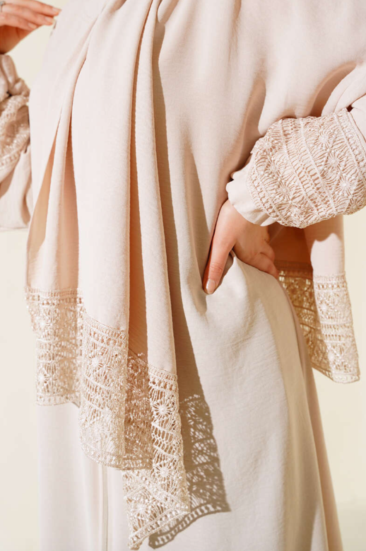 détail manches dentelle abaya femme beige