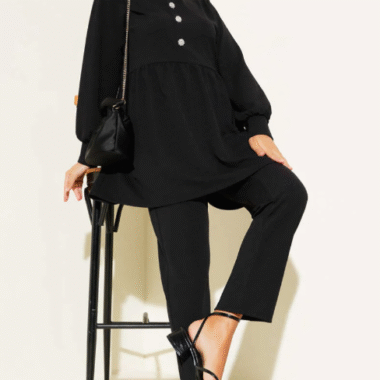 ensemble hijab femme noir tunique ample moderne face