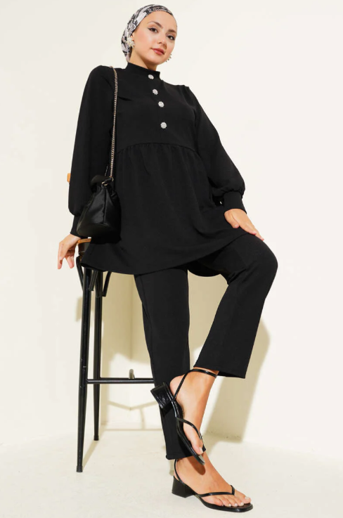 ensemble hijab femme noir tunique ample moderne face